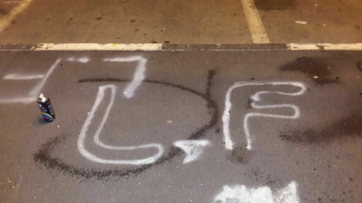 اعتقال 6 شبان كتبوا عبارات عنصرية ضد العرب